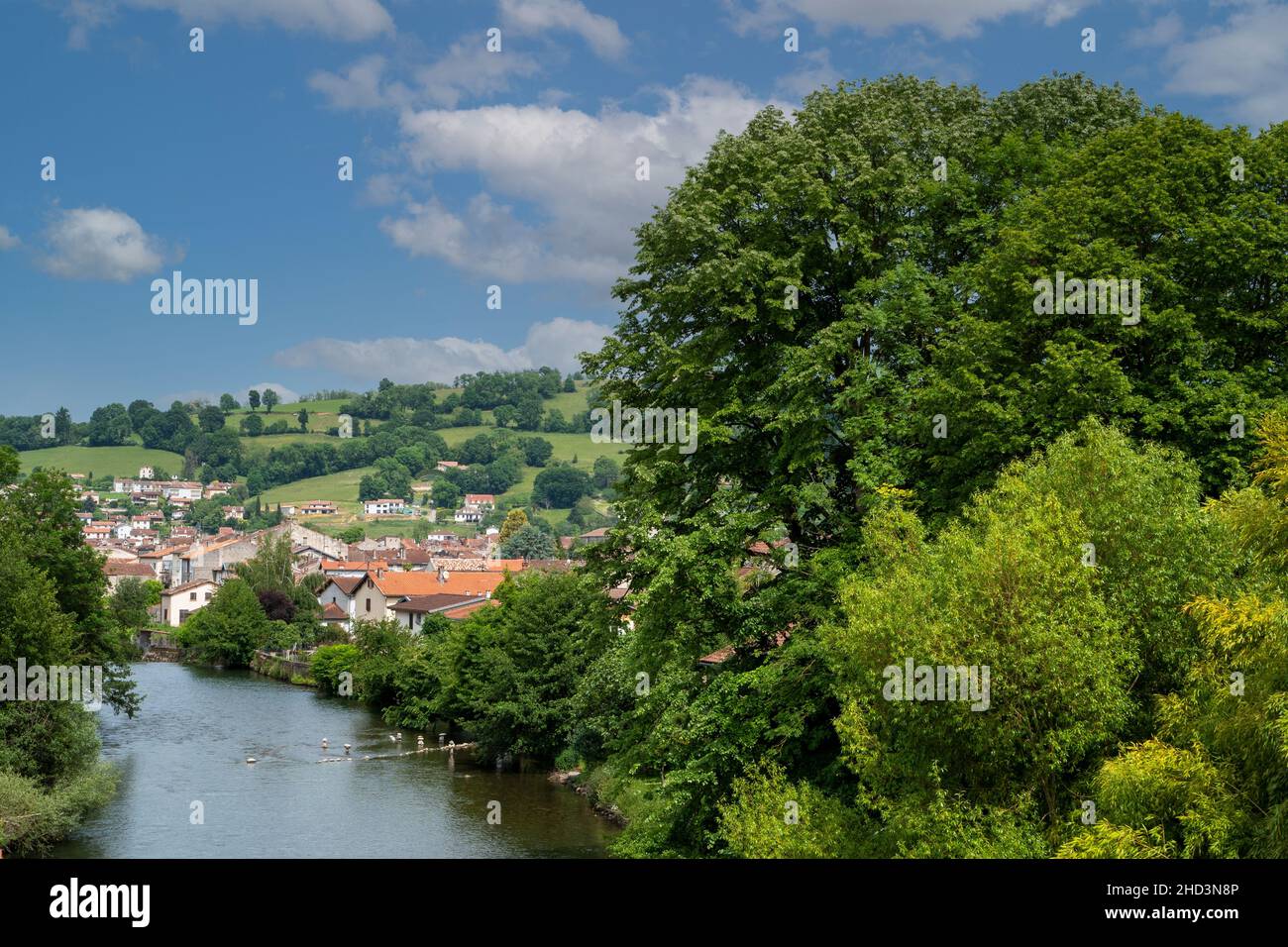 Vue sur la rivière Salat à Saint-Girons, France Banque D'Images