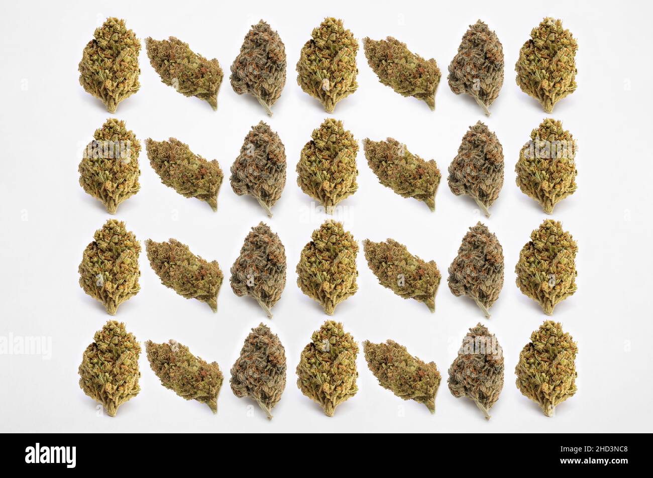 Modèle fait de cannabis séché isolé sur fond blanc Banque D'Images