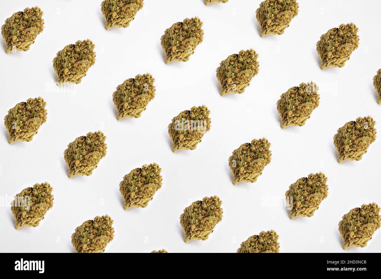 Modèle fait de cannabis séché isolé sur fond blanc Banque D'Images