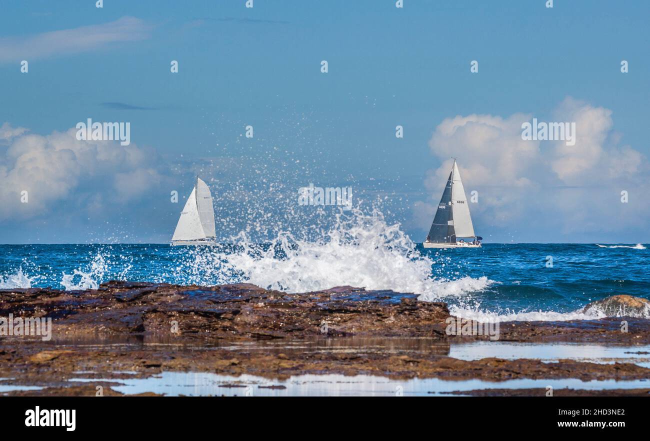 Catamaran « The Countess » et yacht X-43 passant par Bouddi point, Central Coast, Nouvelle-Galles du Sud, Australie Banque D'Images