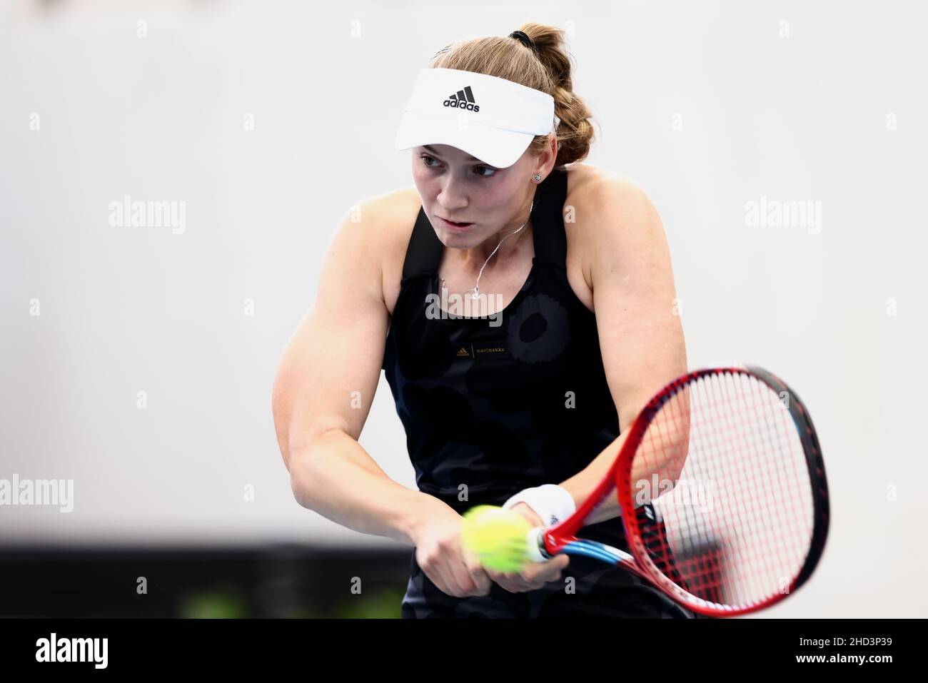 Adélaïde, Australie, 3 janvier 2022.Elena Rybakina, du Kazakhstan, joue un revers lors du match des WTA Singles entre Storm Sanders, d'Australie, et Elena Rybakina, du Kazakhstan, le premier jour du tournoi international de tennis d'Adélaïde à Memorial Drive, le 03 janvier 2022 à Adélaïde, en Australie.Crédit : Peter Mundy/Speed Media/Alay Live News Banque D'Images