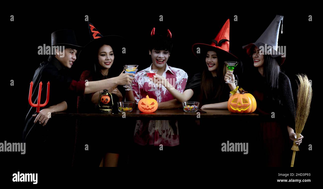 Regrouper les jeunes asiatiques en costume célébrer la fête d'Halloween sur fond noir avec le concept pour le festival de mode d'Halloween.Gang of Teen Asian dans cosplay Banque D'Images