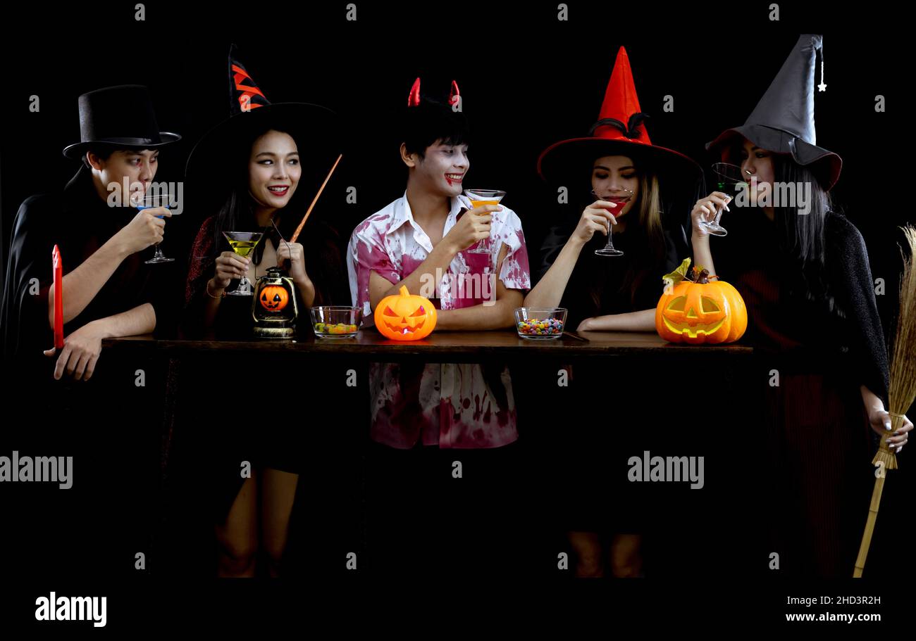 Regrouper les jeunes asiatiques en costume célébrer la fête d'Halloween sur fond noir avec le concept pour le festival de mode d'Halloween.Gang of Teen Asian dans cosplay Banque D'Images
