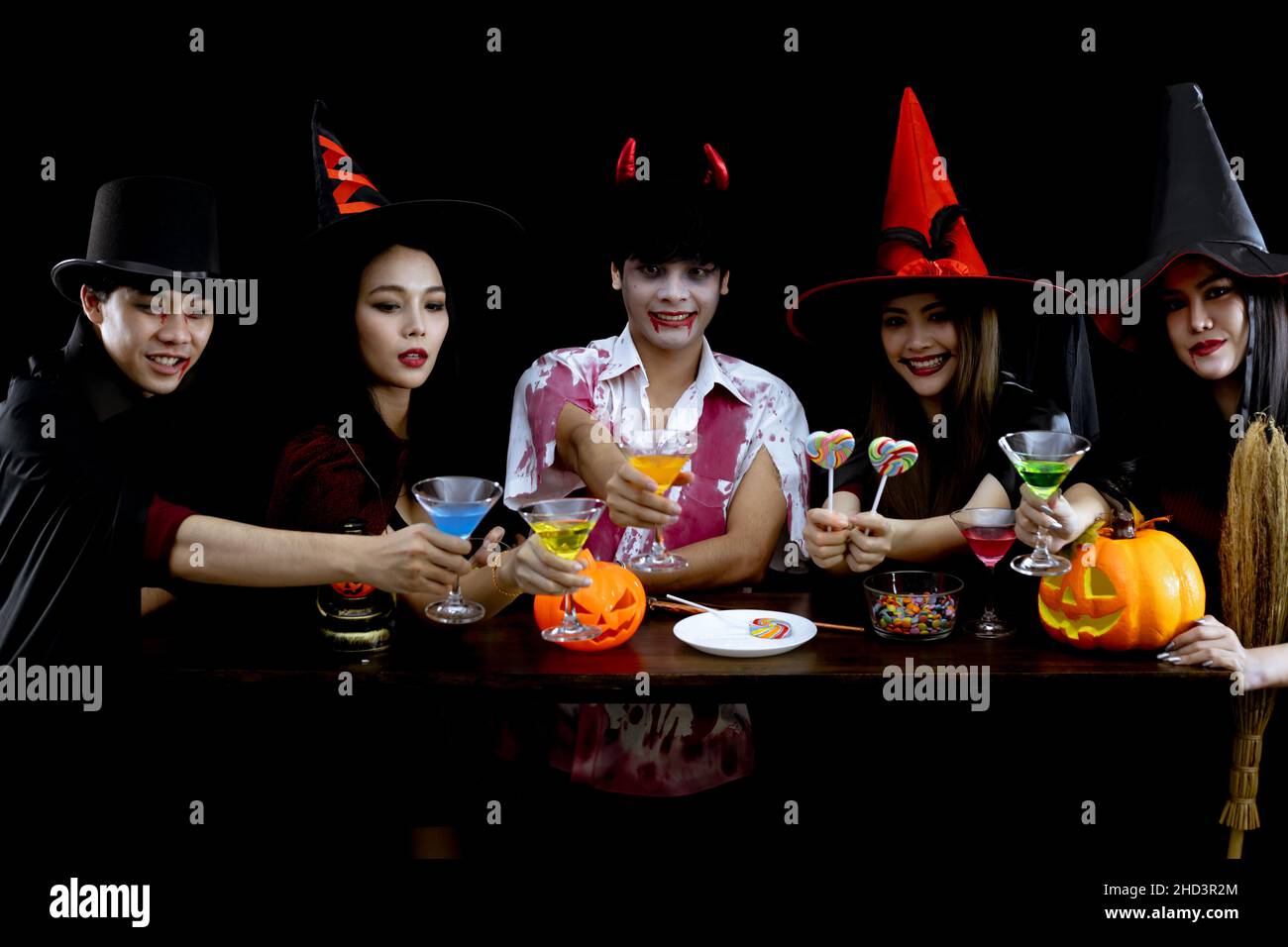 Regrouper les jeunes asiatiques en costume célébrer la fête d'Halloween sur fond noir avec le concept pour le festival de mode d'Halloween.Gang of Teen Asian dans cosplay Banque D'Images