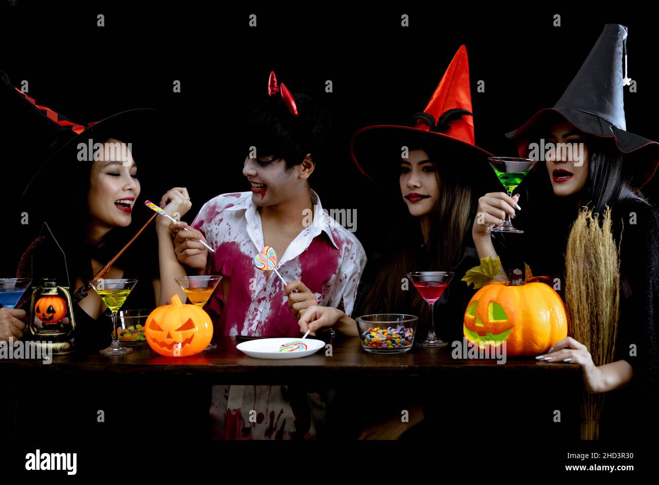 Regrouper les jeunes asiatiques en costume célébrer la fête d'Halloween sur fond noir avec le concept pour le festival de mode d'Halloween.Gang of Teen Asian dans cosplay Banque D'Images