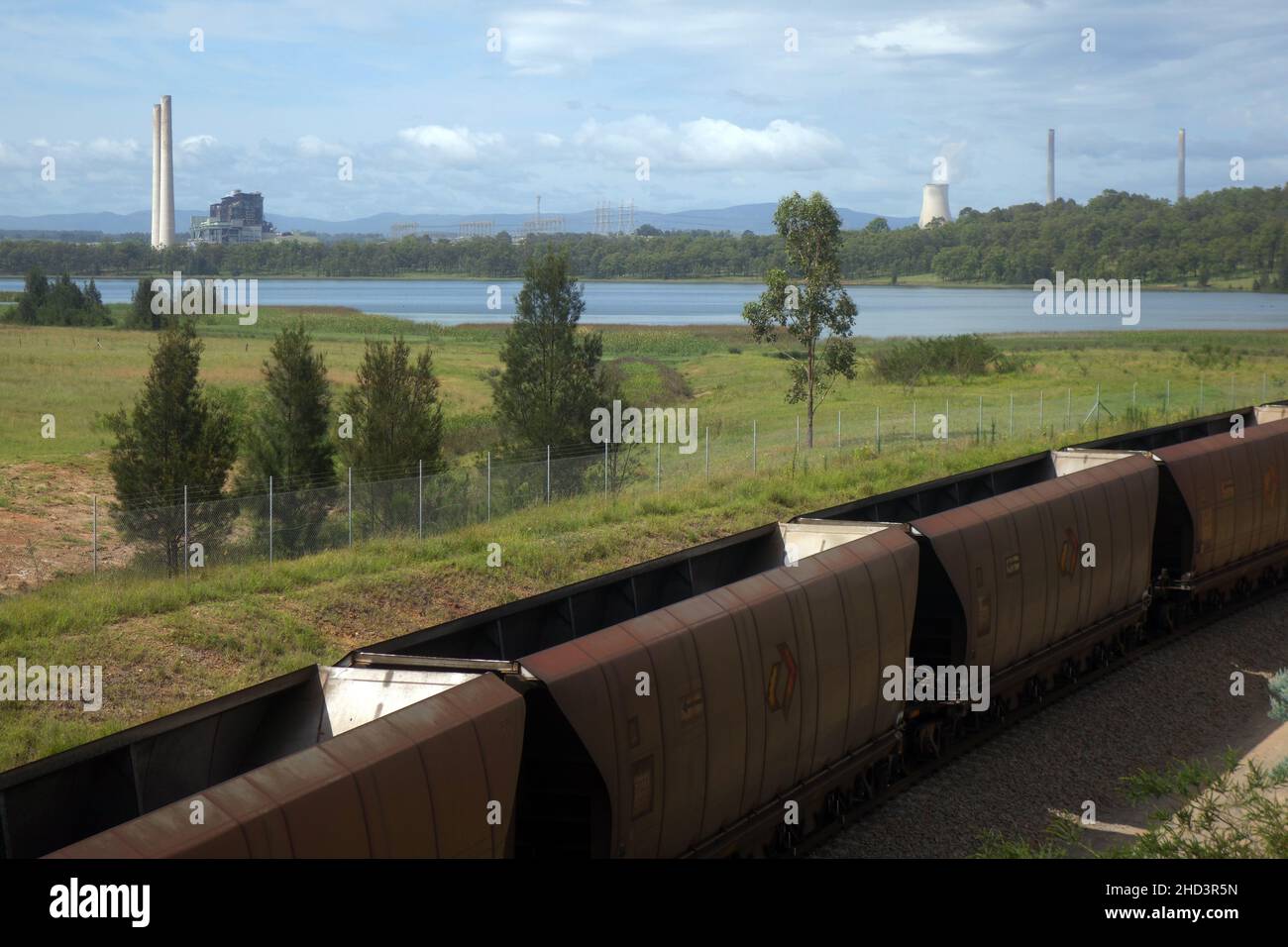 Train à charbon et centrales électriques à charbon (Liddell et Bayswater), Hunter Valley, Nouvelle-Galles du Sud, Australie.Pas de PR Banque D'Images