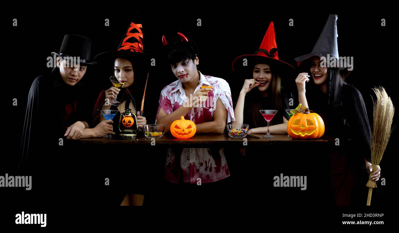 Regrouper les jeunes asiatiques en costume célébrer la fête d'Halloween sur fond noir avec le concept pour le festival de mode d'Halloween.Gang of Teen Asian dans cosplay Banque D'Images