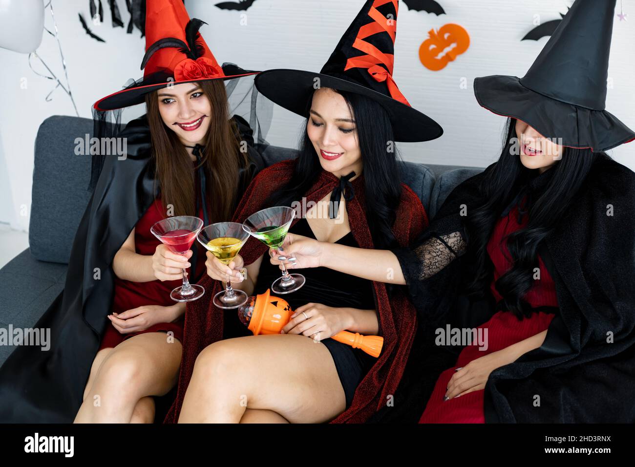 Regrouper les jeunes femmes asiatiques en costume sorcière célébrer la fête dans la salle pour le thème Halloween à la maison.Gang Teen Thai avec fête de fête d'Halloween avec s Banque D'Images