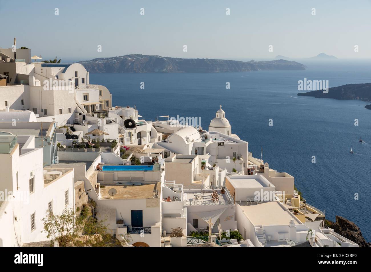 Fira, Grèce - 27 juillet 2021 : vue sur l'église de Saint-Menas avec la mer en arrière-plan Banque D'Images