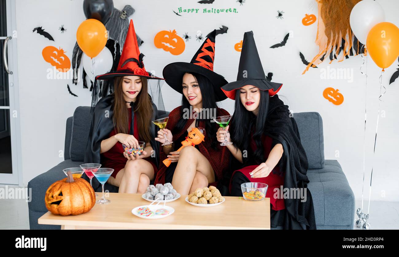 Regrouper les jeunes femmes asiatiques en costume sorcière célébrer la fête dans la salle pour le thème Halloween à la maison.Gang Teen Thai avec fête de fête d'Halloween avec s Banque D'Images
