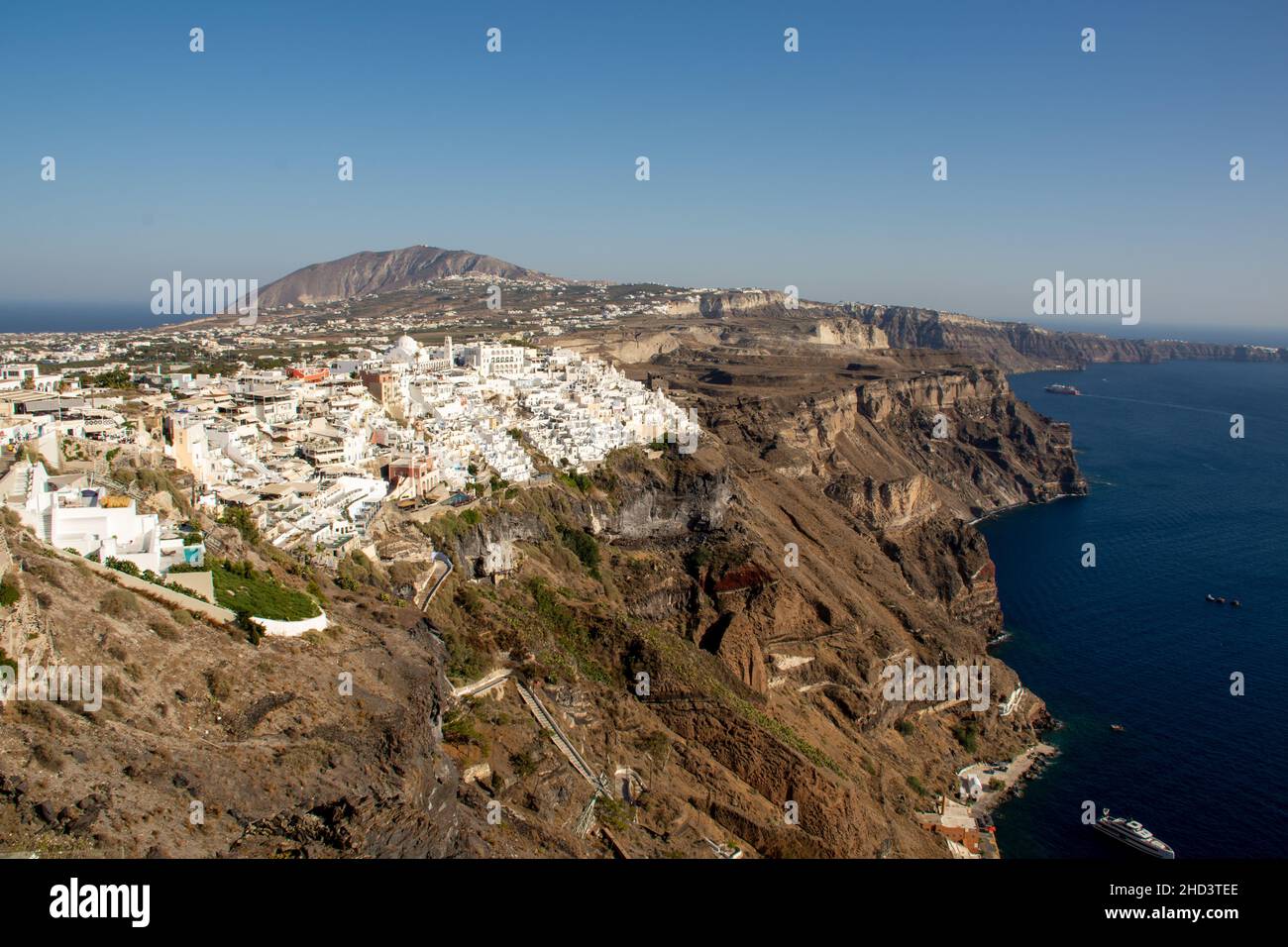Vue de Fira sur les falaises abruptes de Santorini, Grèce Banque D'Images