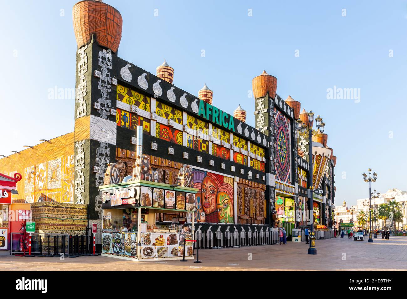 Dubaï, Émirats arabes Unis, 10.01.21.Pavillon africain coloré dans le parc d'attractions Global Village à Dubaï décoré de motifs géométriques africains. Banque D'Images