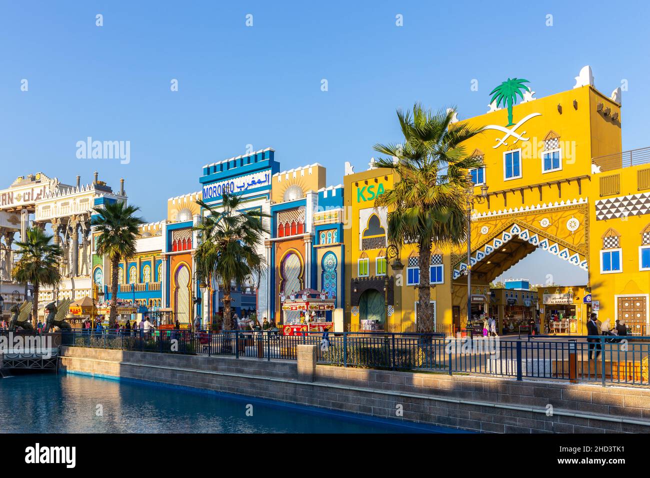 Dubaï, Émirats arabes Unis, 10.01.21.Pavillon coloré dans le parc d'attractions Global Village à Dubaï, Royaume d'Arabie Saoudite (KSA), Maroc et Iran Pavilions Banque D'Images