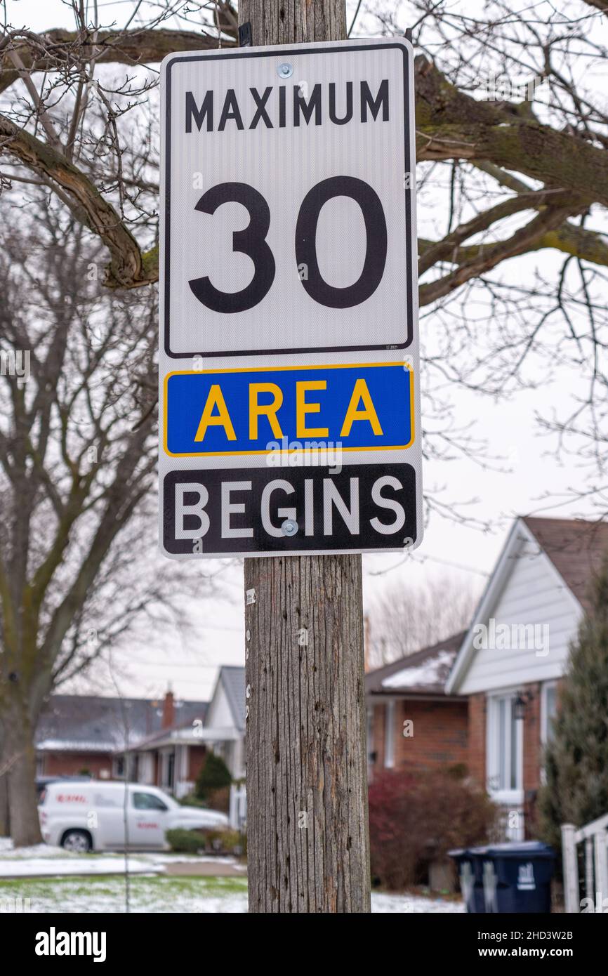 Nouveaux panneaux de signalisation indiquant 30 km/h dans les quartiers résidentiels.La ville a été forcée de réduire les vitesses maximales de 40 km/h en raison du nombre croissant de Banque D'Images