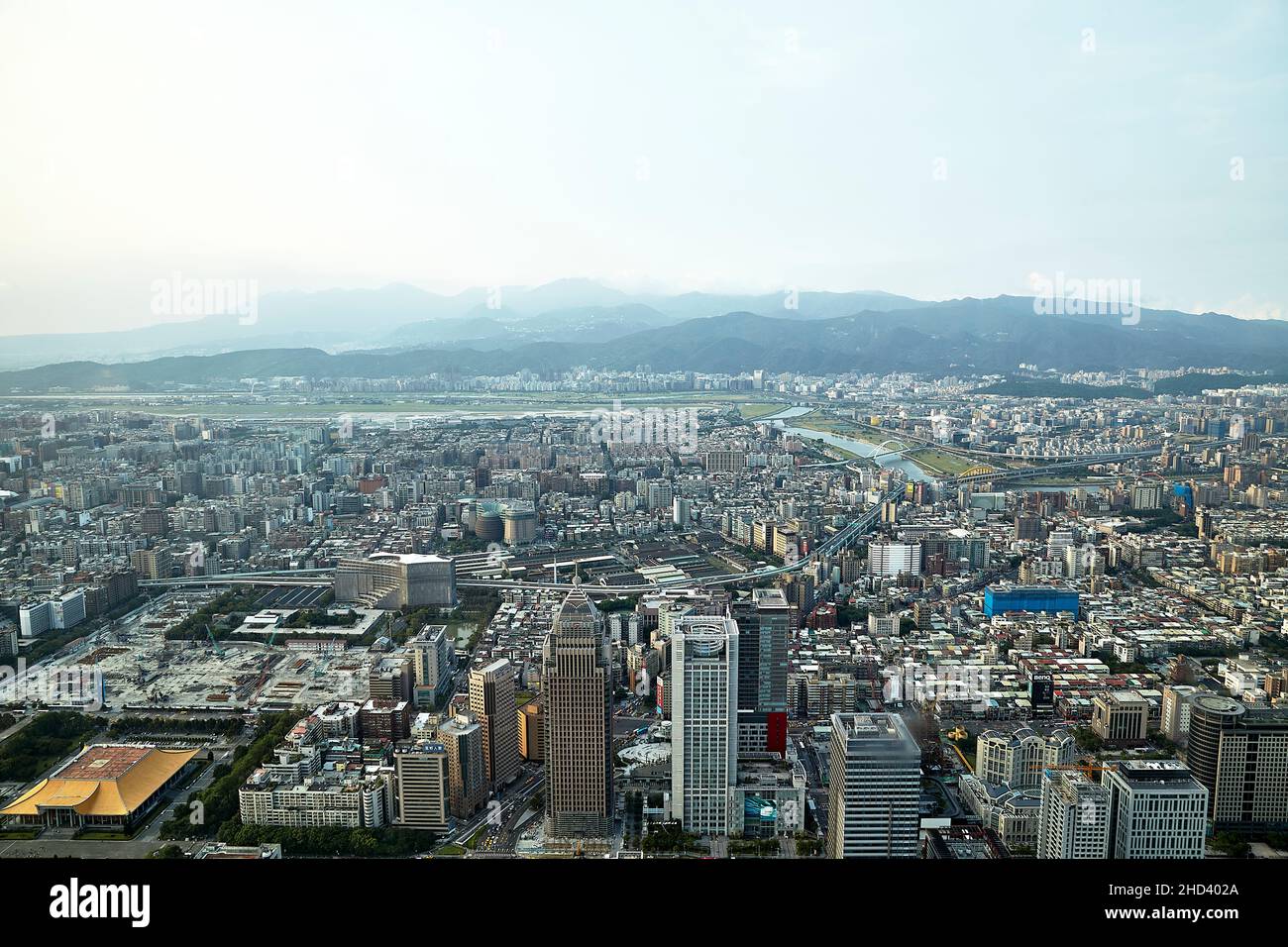 Une vue aérienne de la ville de Taipei depuis le niveau de l'observatoire au sommet de l'emblématique tour Taipei 101. Banque D'Images