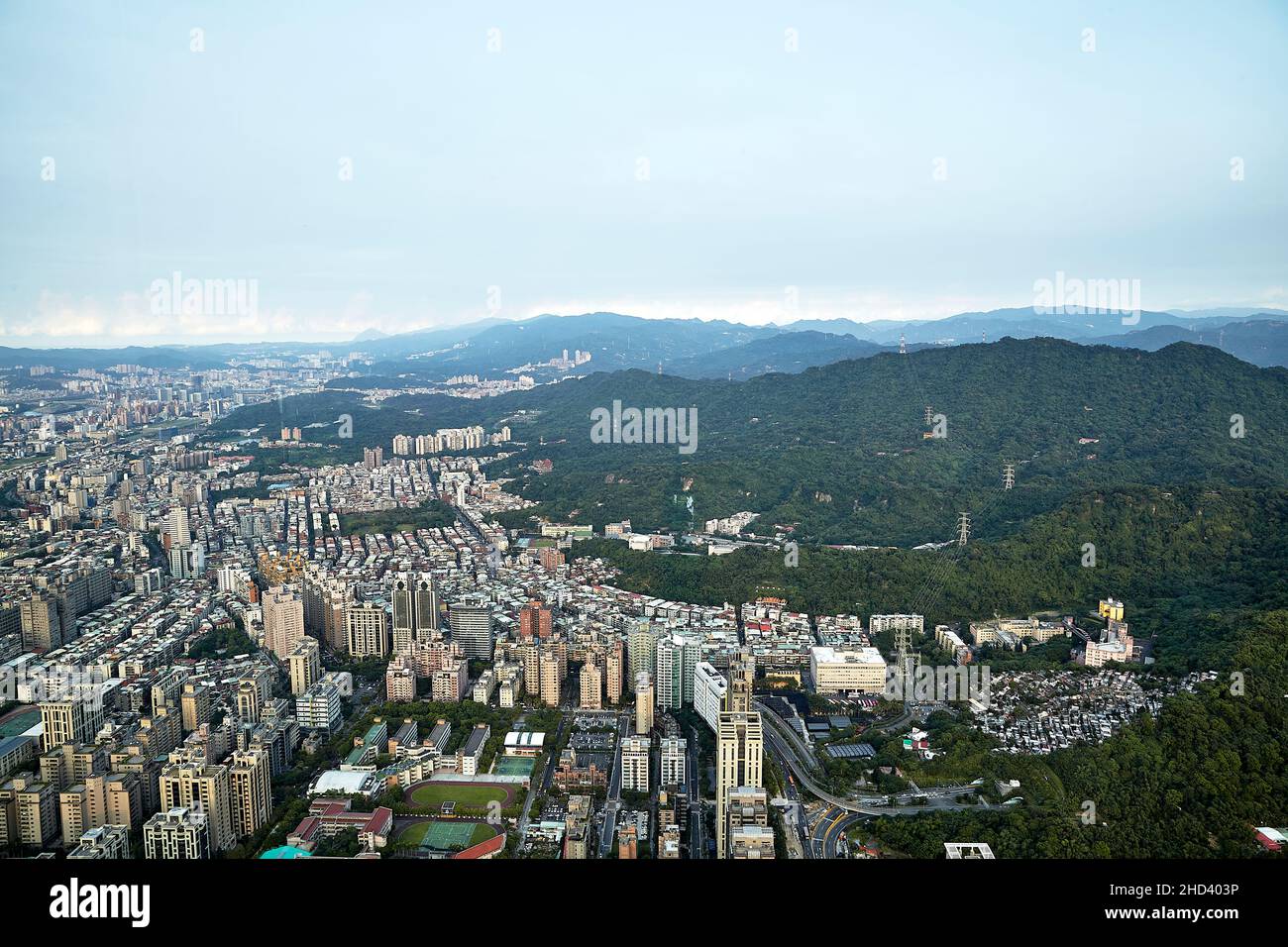 Une vue aérienne de la ville de Taipei depuis le niveau de l'observatoire au sommet de l'emblématique tour Taipei 101. Banque D'Images