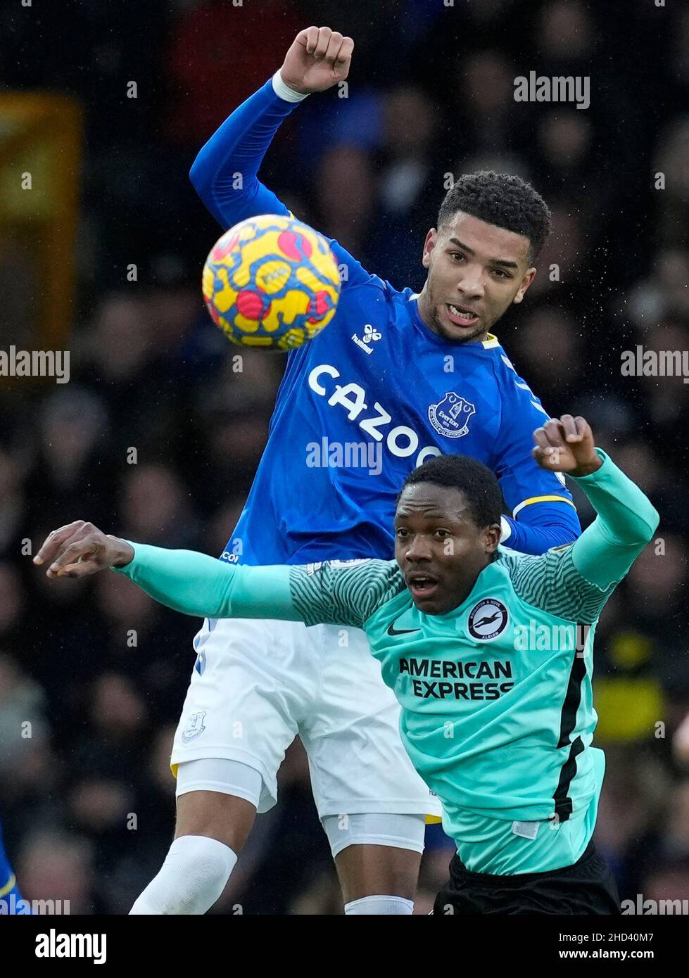 Liverpool, Angleterre, le 2nd janvier 2022.Mason Holgate d'Everton (L) défie Tariq Lamptey de Brighton lors du match de la Premier League à Goodison Park, Liverpool.Crédit photo devrait se lire: Andrew Yates / Sportimage crédit: Sportimage / Alay Live News Banque D'Images