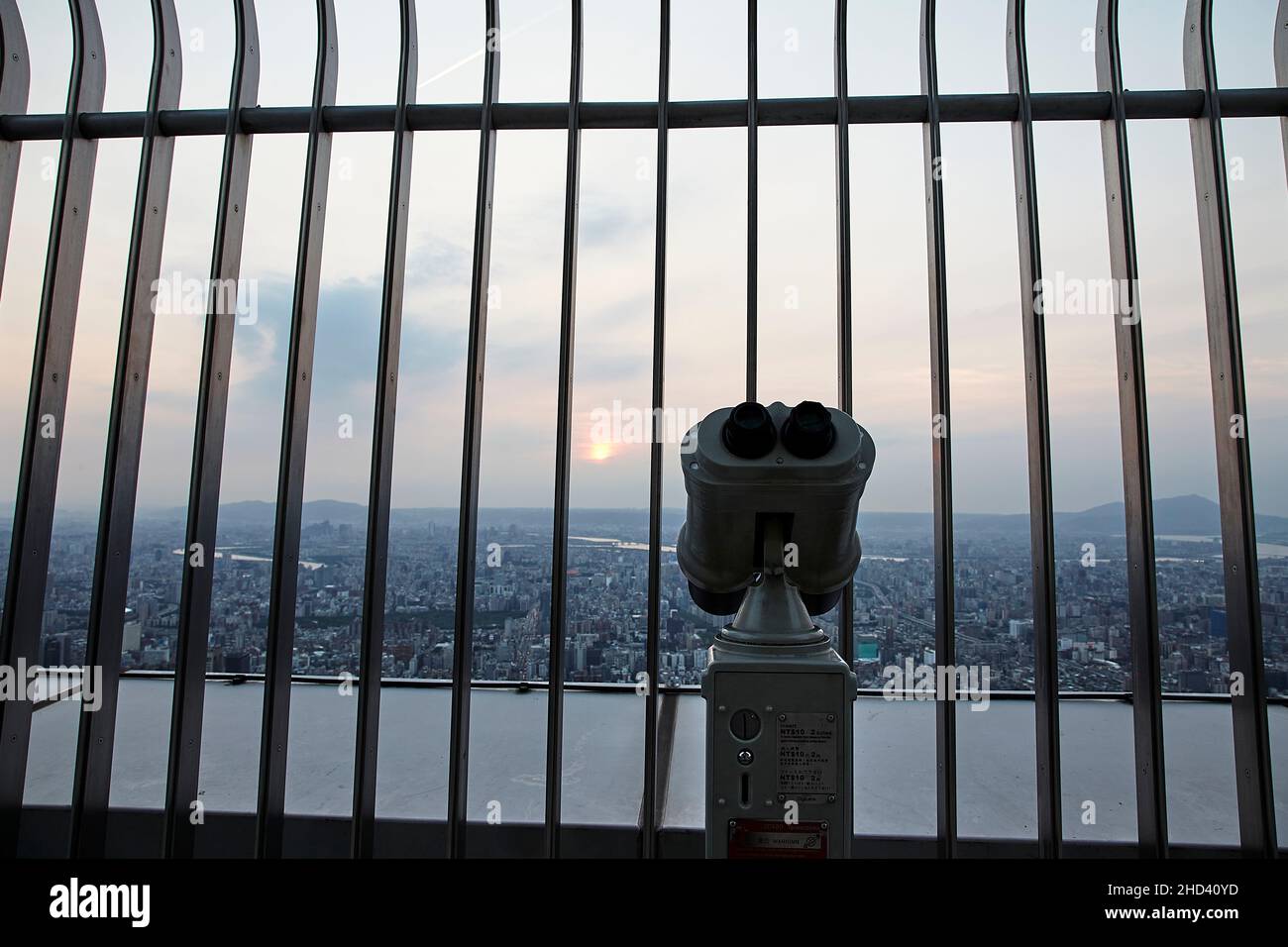 Vue d'un binoculaire pour regarder vers le bas la ville de Taipei, Observatoire au sommet des tours de Taipei 101. Banque D'Images