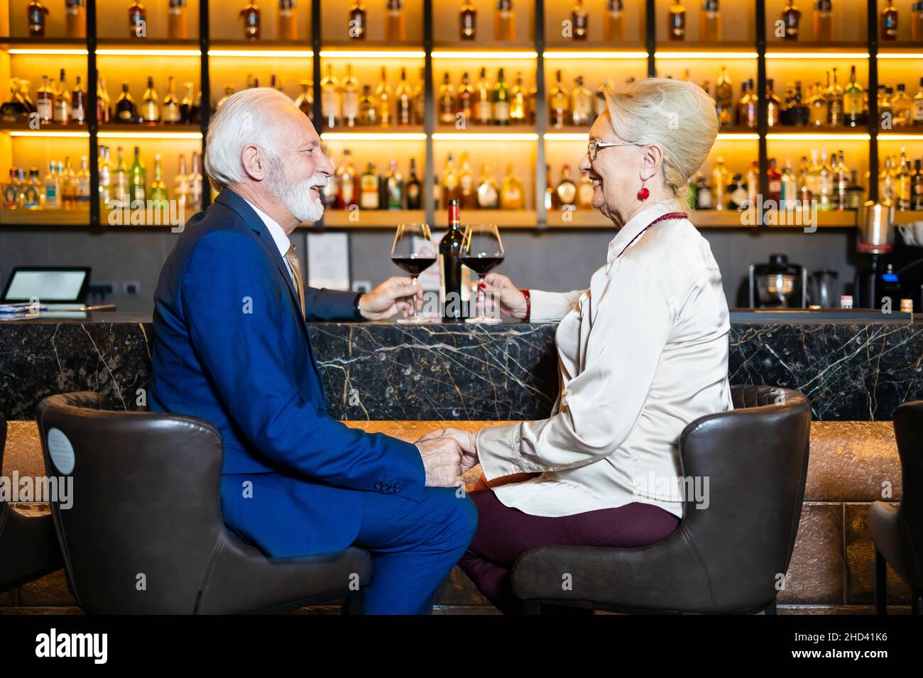 Couple âgé célébrant la Saint Valentin avec un verre de vin Banque D'Images