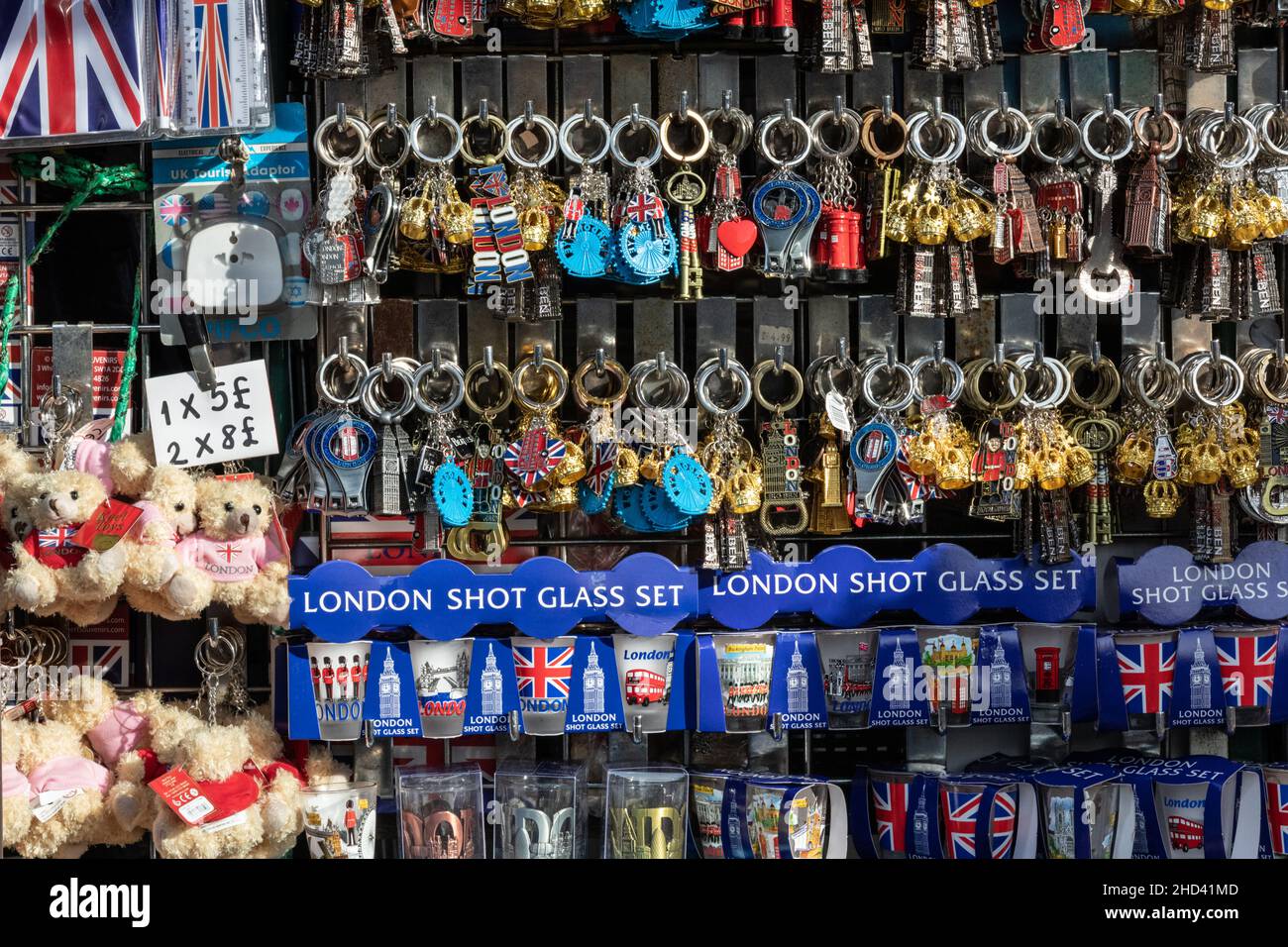 Souvenirs et cadeaux à thème londonien et britannique dans une boutique de souvenirs touristiques près de Westminster, Londres, Angleterre Banque D'Images