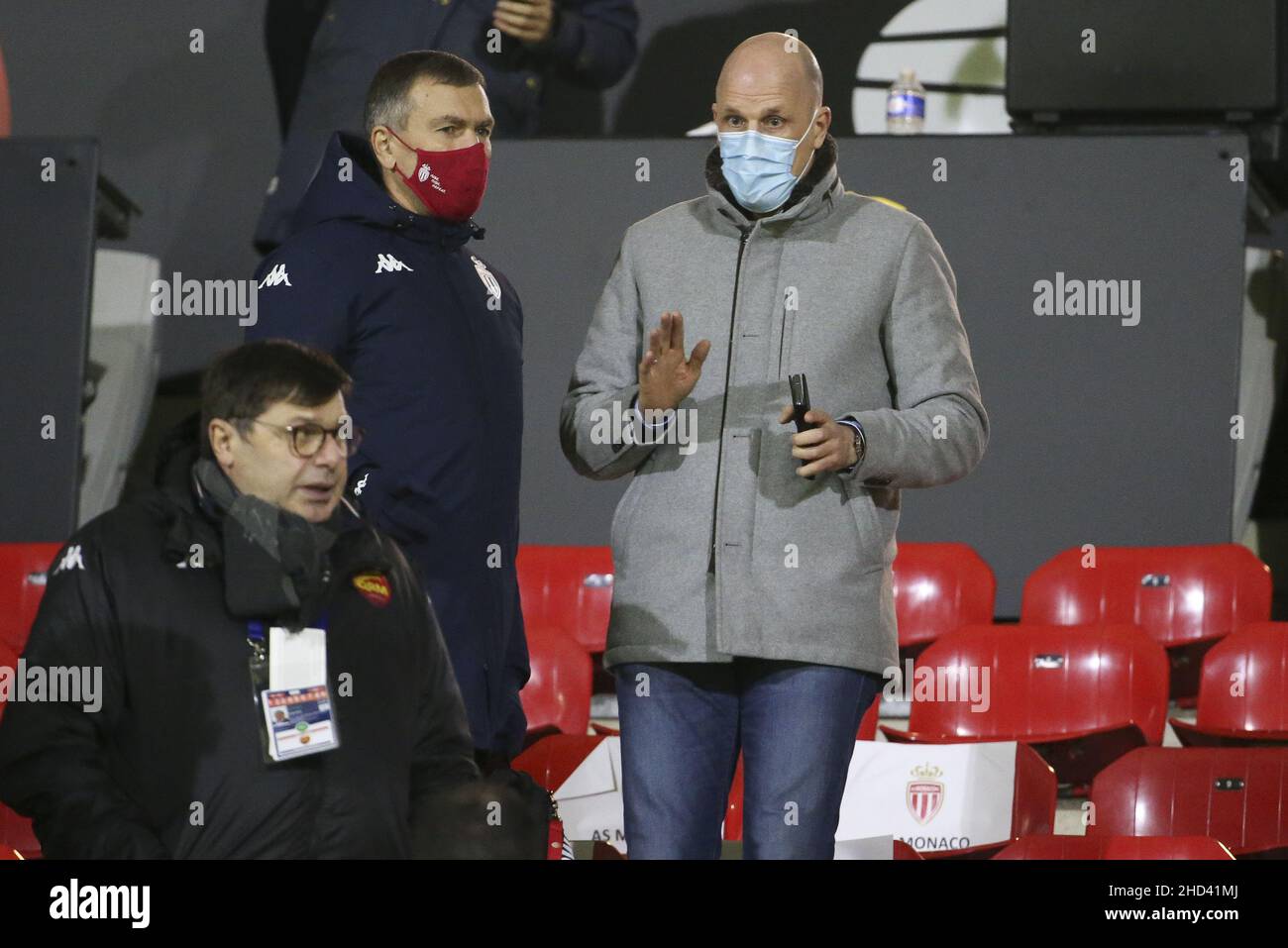 Philippe Clément de Belgique, nouvel entraîneur d'AS Monaco (à droite) s'entretient avec le vice-président d'AS Monaco Oleg Petrov lors de la coupe de France, ronde 32, match de football entre Quevilly Rouen Metropole (QRM) et AS Monaco (ASM) le 2 janvier 2022 au Stade Robert Diochon au petit-Quevilly près de Rouen,France - photo: Jean Catuffe/DPPI/LiveMedia Banque D'Images