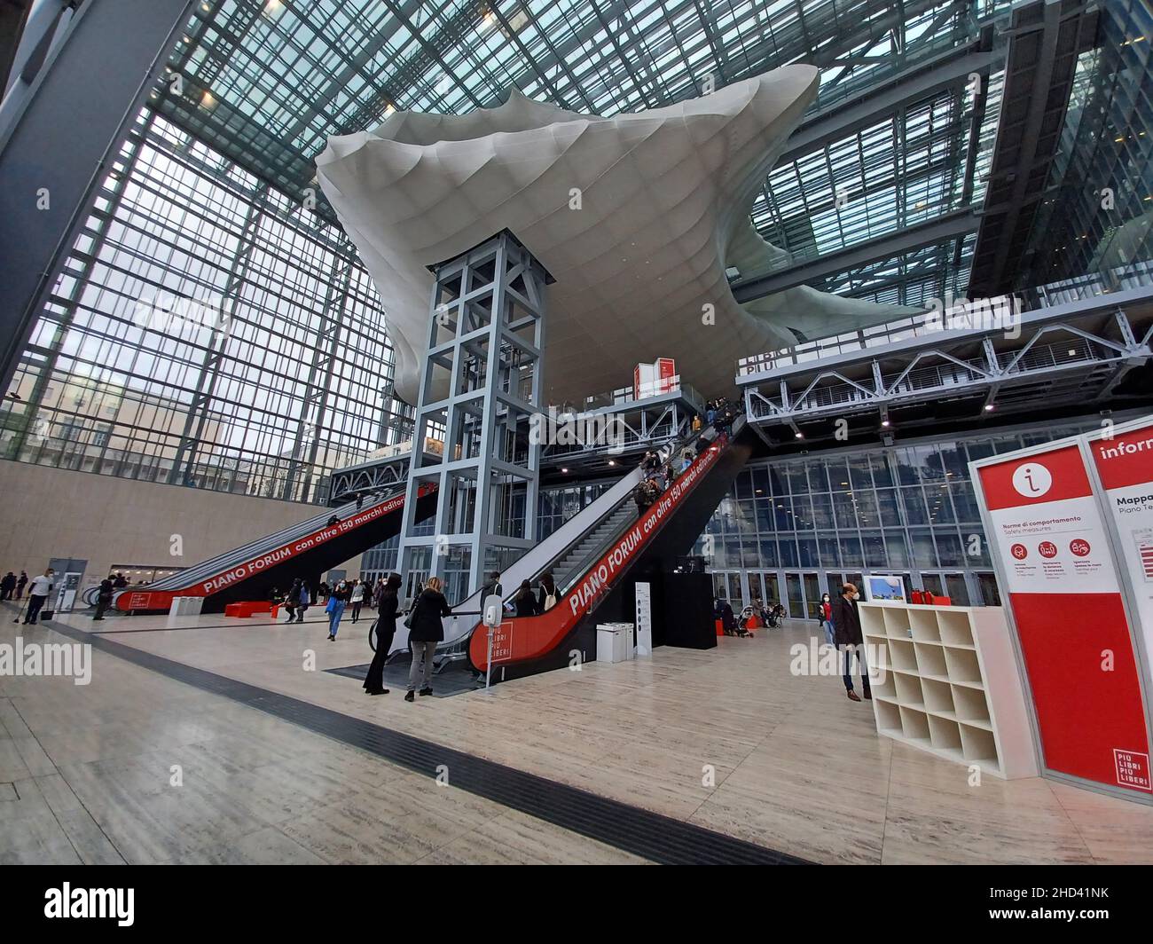 ROME, ITALIE - 10 JANVIER 2022 : intérieur du centre de congrès Cloud conçu par Massimiliano Fuksas Banque D'Images