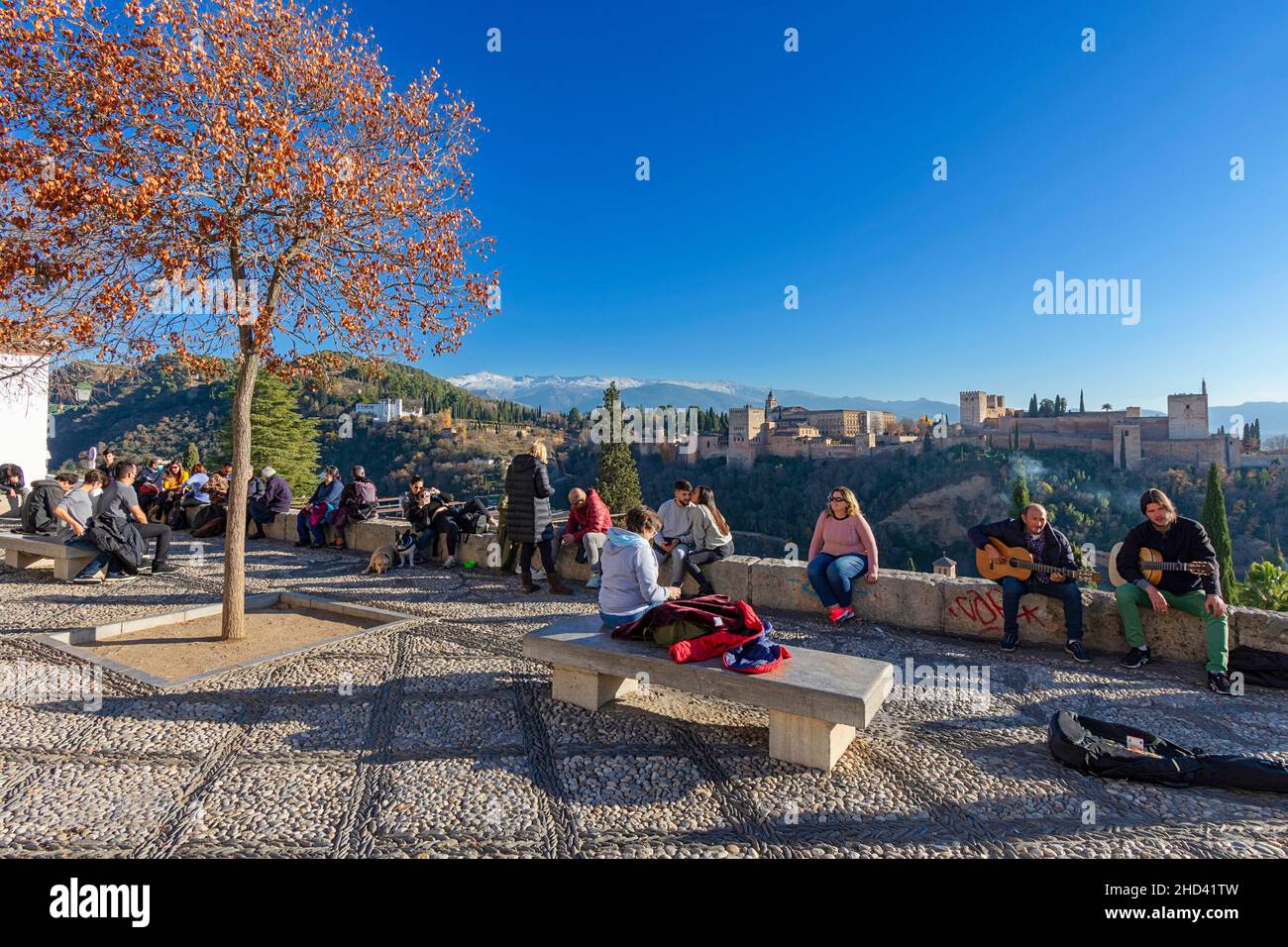 PALAIS DE L'ALHAMBRA GRENADE ANDALOUSIE ESPAGNE TOURISTES ET GUITARISTES AU POINT DE VUE MIRADOR SAN NICOLAS Banque D'Images