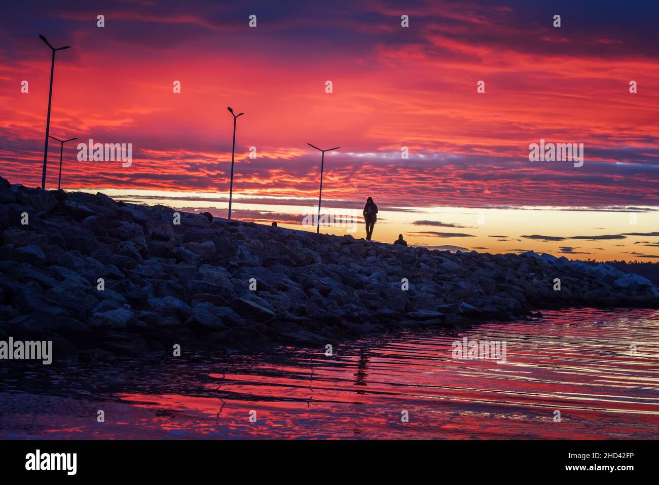 Mer calme avec coucher de soleil et ciel à travers les nuages. Méditation fond océan et ciel. Paysage marin tranquille. Horizon coloré sur l'eau. Banque D'Images