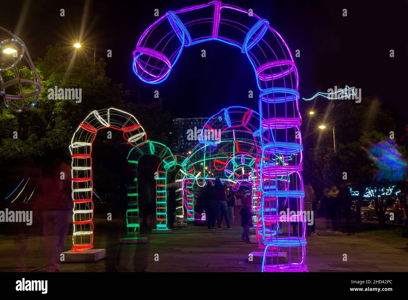 Quito, Pichincha, Equateur - janvier 1 2022: Touristes marchant la nuit dans les rues de la ville de Quito avec des lumières de Noël décoration Banque D'Images