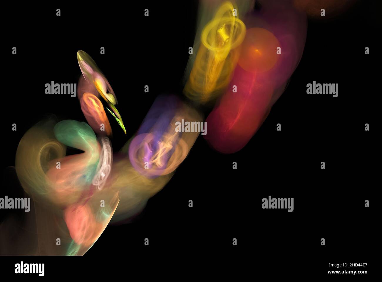 Arrière-plan fractal et abstrait défoqué avec un oiseau coloré assis sur une branche Banque D'Images