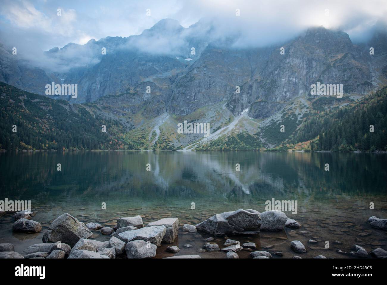 Lac Morskie Oko (oeil de la mer) dans les montagnes Tatra en Pologne. Célèbre complexe polonais au parc national de Tatra, près de la ville de Zakopane. Banque D'Images