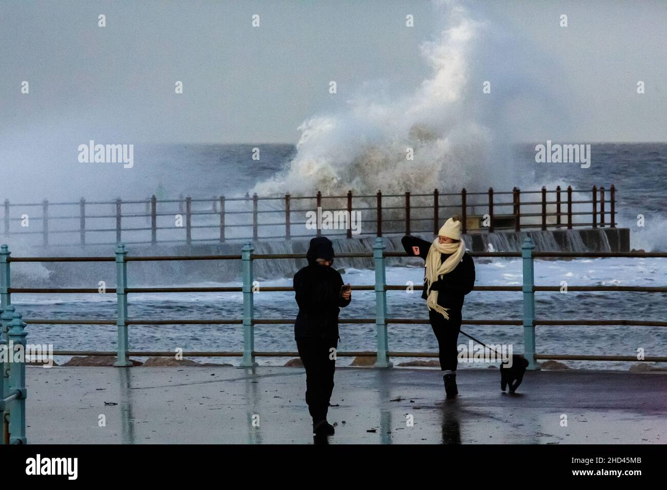 Morecambe, Lancashire, Royaume-Uni.3rd janvier 2022.Des vents forts ont fouetté de hautes vagues et des brise-roches en ce matin, le Tide élevé à Morecambe surmontant le Breakwater à Heysham crédit: PN News/Alay Live News Banque D'Images