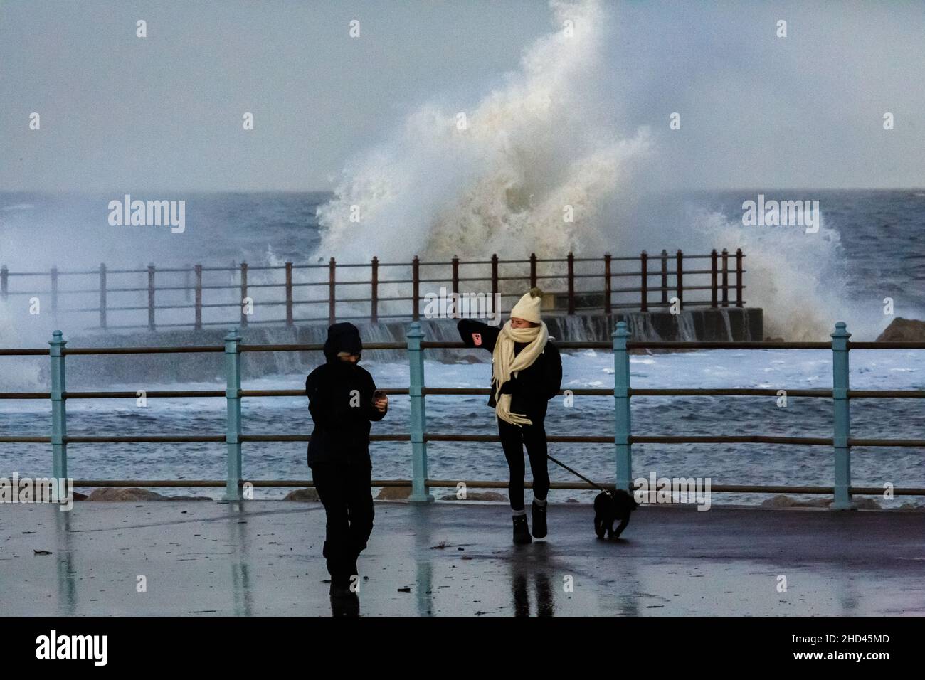 Morecambe, Lancashire, Royaume-Uni.3rd janvier 2022.Des vents forts ont fouetté de hautes vagues et des brise-roches en ce matin, le Tide élevé à Morecambe surmontant le Breakwater à Heysham crédit: PN News/Alay Live News Banque D'Images