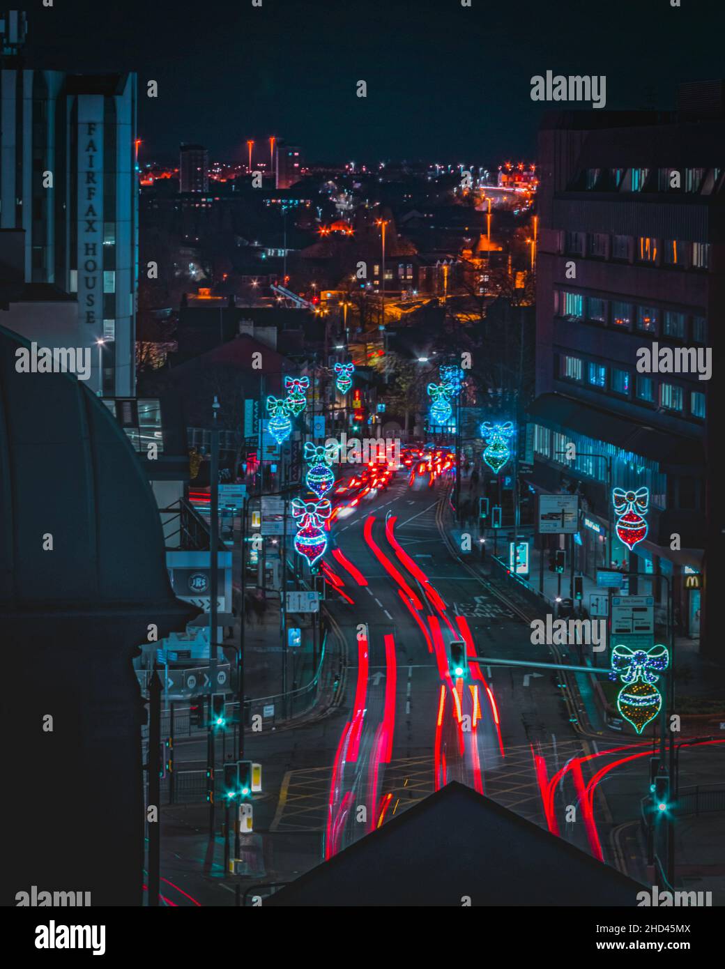 Vue verticale des feux de voiture la nuit dans le centre-ville de Leeds Banque D'Images