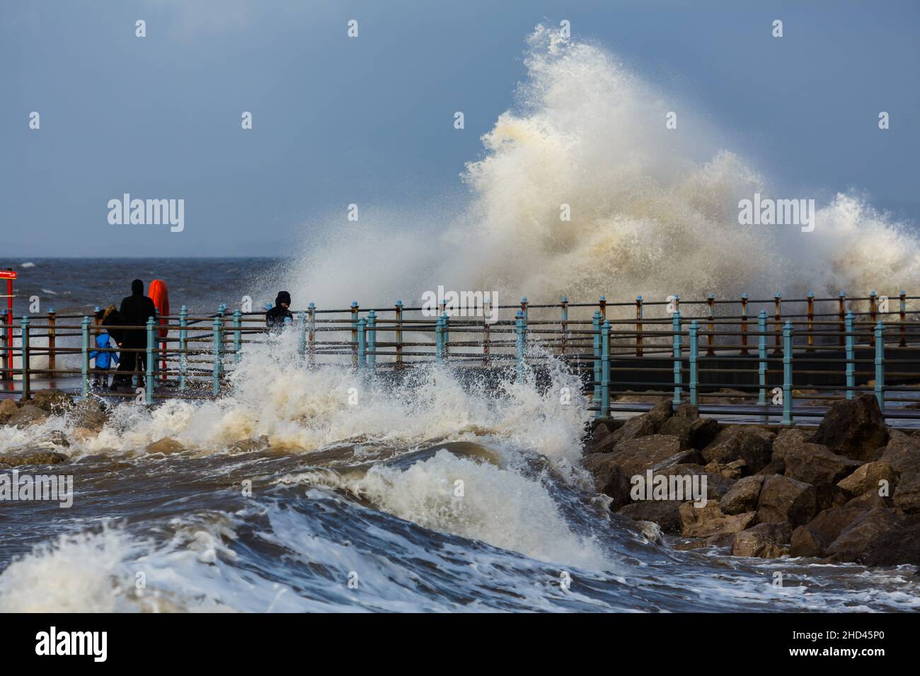 Morecambe, Lancashire, Royaume-Uni.3rd janvier 2022.Des vents forts ont fouetté de hautes vagues et des brise-roches en ce matin, le Tide élevé à Morecambe surmontant le Breakwater à Heysham crédit: PN News/Alay Live News Banque D'Images