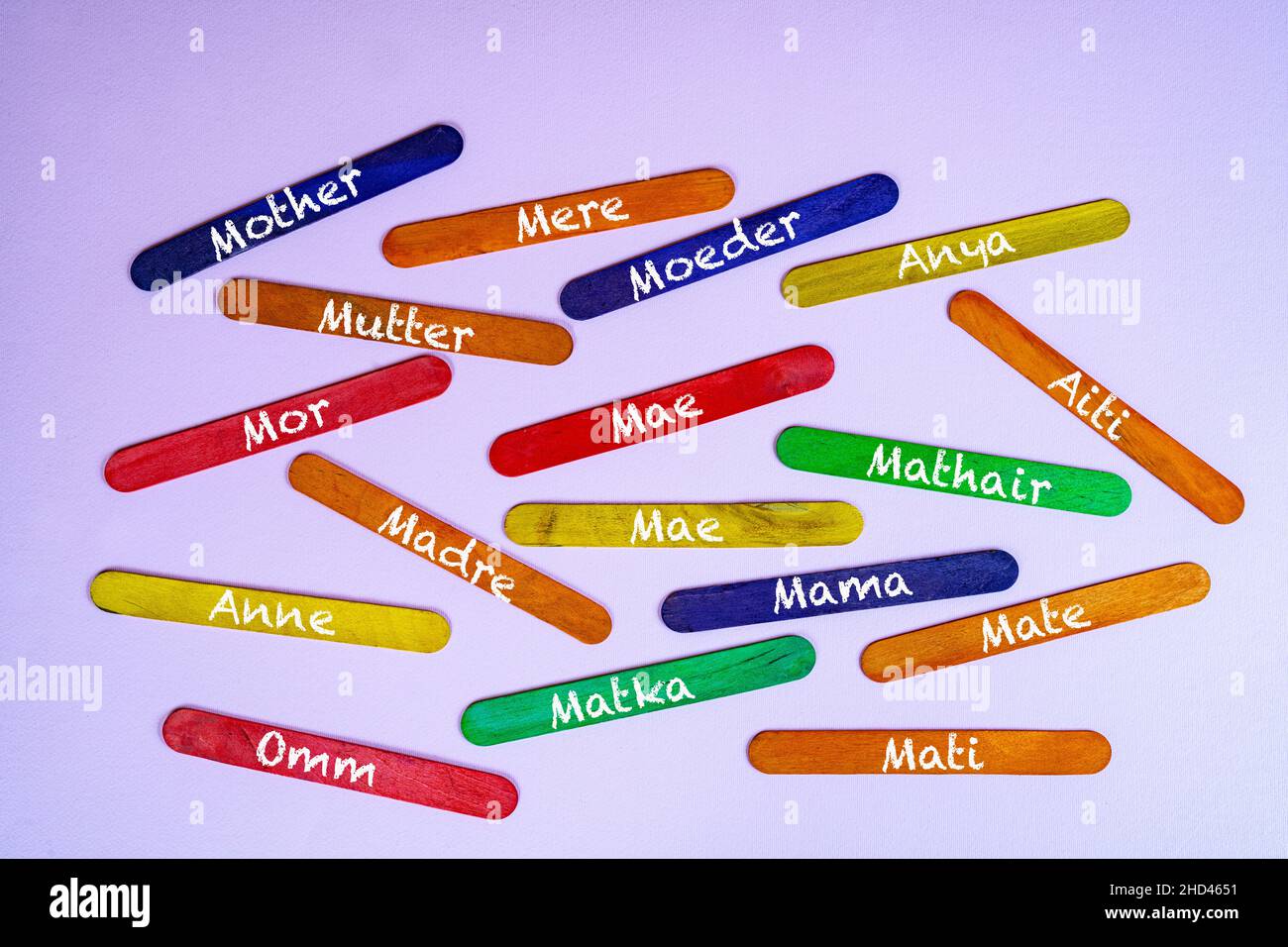 Quelques lamelles colorées avec le mot mère écrit dans différentes langues Banque D'Images