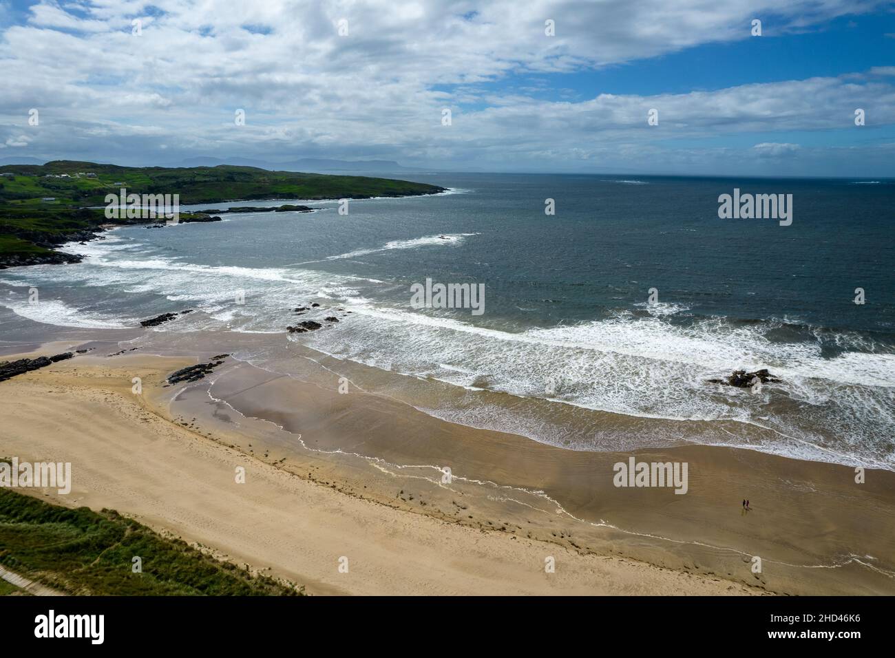 Belle photo d'un littoral en Irlande sous le ciel nuageux Banque D'Images