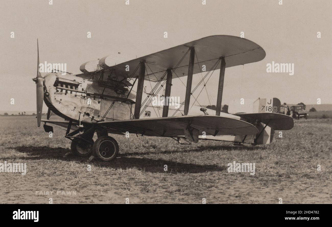 Une carte postale ancienne intitulée « Fairey Fawn ».Vers.1925. Dépeignant Fairey Fawn Mk.II 'J-7188' du no 100 Sqn, Royal Air Force.Le Fawn était un bombardier léger à un seul moteur britannique qui a servi avec la Royal Air Force entre 1924 et 1929. Banque D'Images