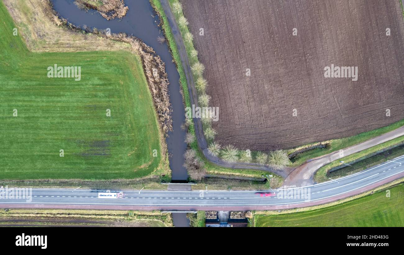 Vue de haut en bas, prise avec un drone du paysage avec route et ponts au-dessus de la rivière AA, Herentals, Belgique, courant parmi les champs de ferme.Photo de haute qualité Banque D'Images