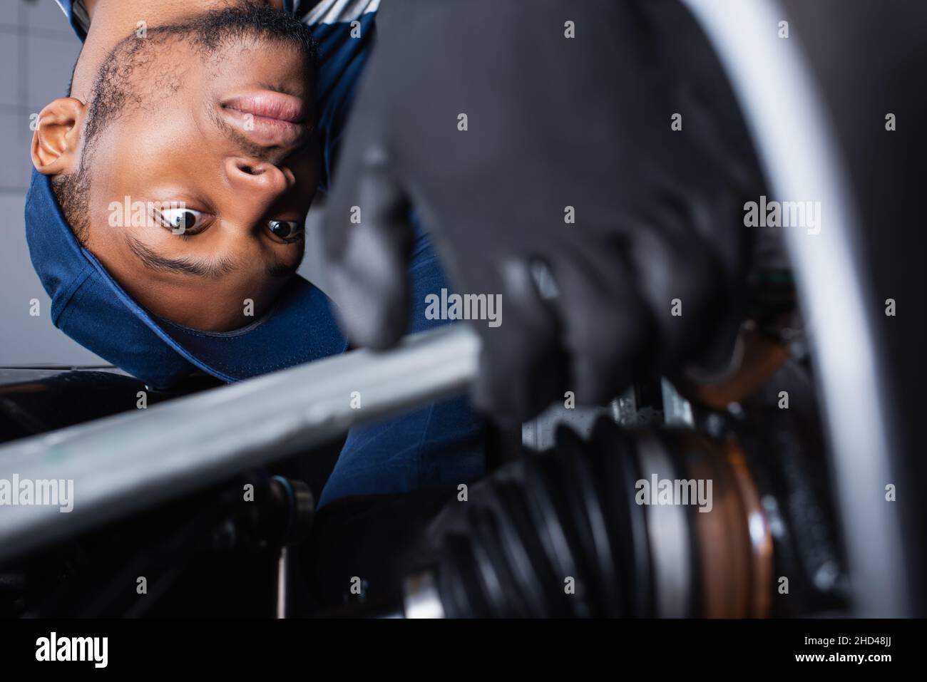 le contremaître afro-américain fait le diagnostic de la voiture sur un premier plan flou Banque D'Images