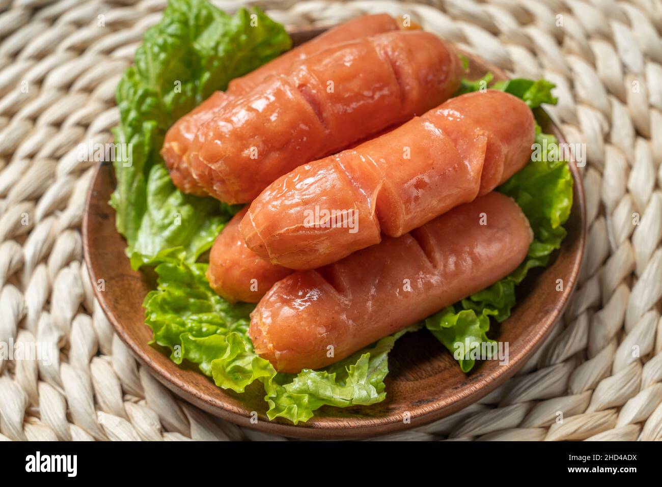 saucisse et légumes sur une assiette Banque D'Images