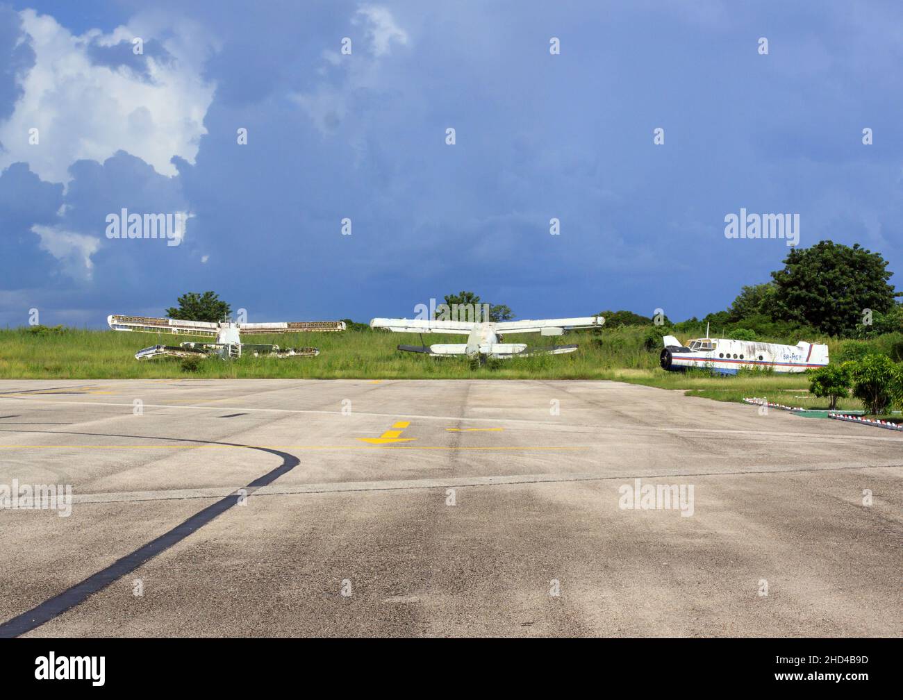Trois avions hors de l'ordre sur un aérodrome africain Banque D'Images Trois avions hors de l'ordre sur un aérodrome africain Banque D'Images