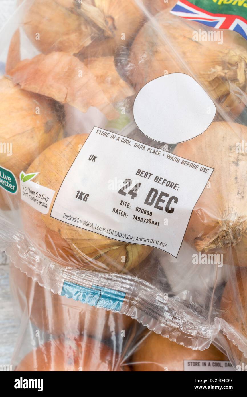 ASDA emballage plastique oignons bruns / Allium cepa.Également appelé oignons jaunes + étiquette de date limite supérieure / BBD.Pour les ingrédients de cuisine courants et les médicaments. Banque D'Images