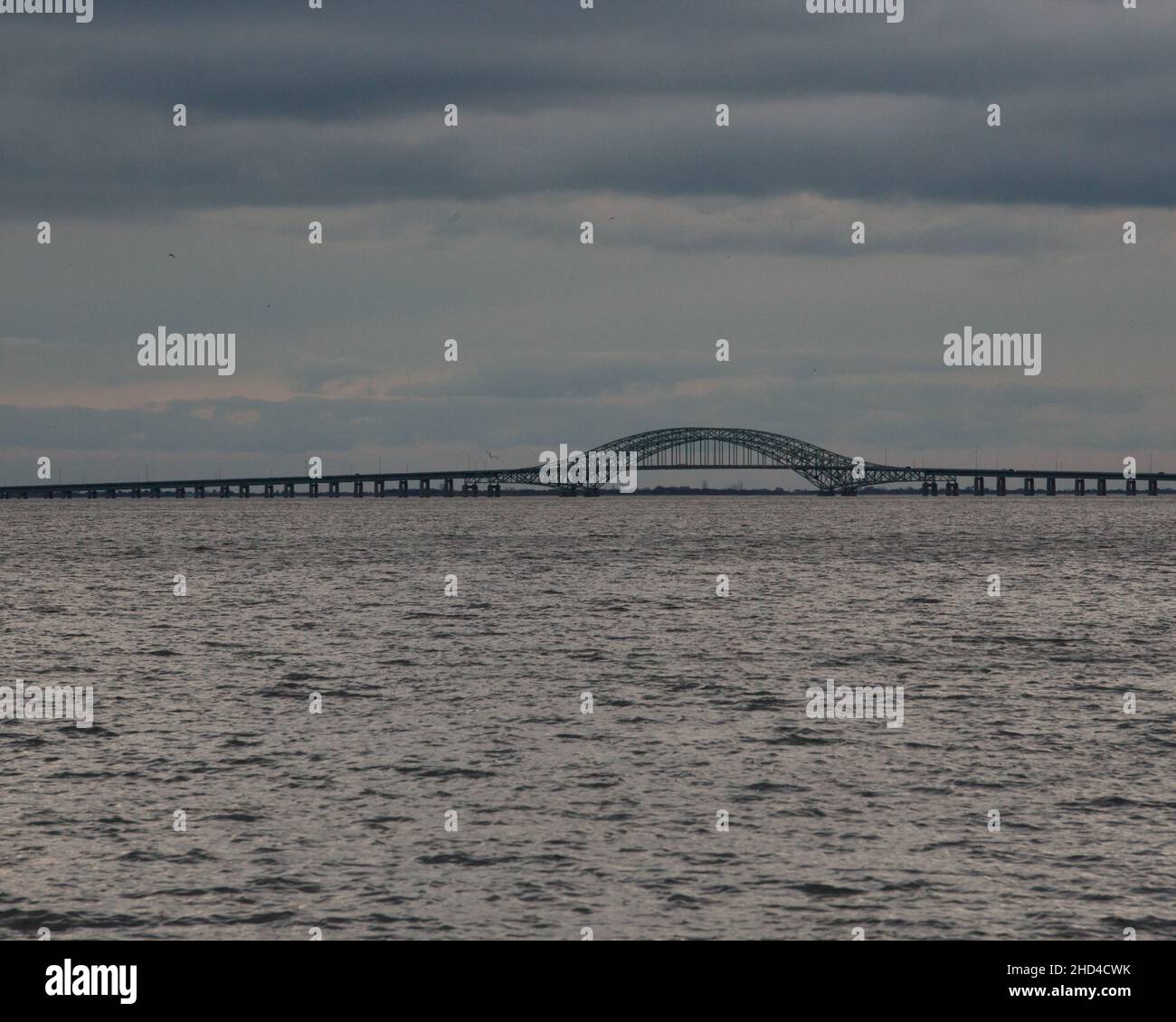 Vue sur le pont de Crimée par une journée sombre Banque D'Images