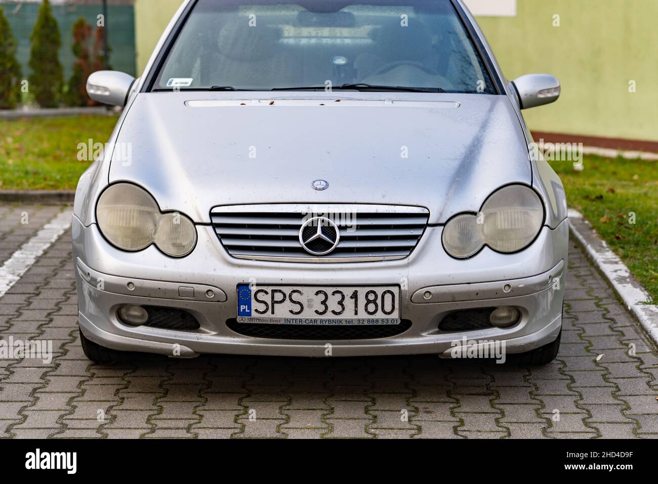 Parking en Mercedes Benz grise Banque D'Images