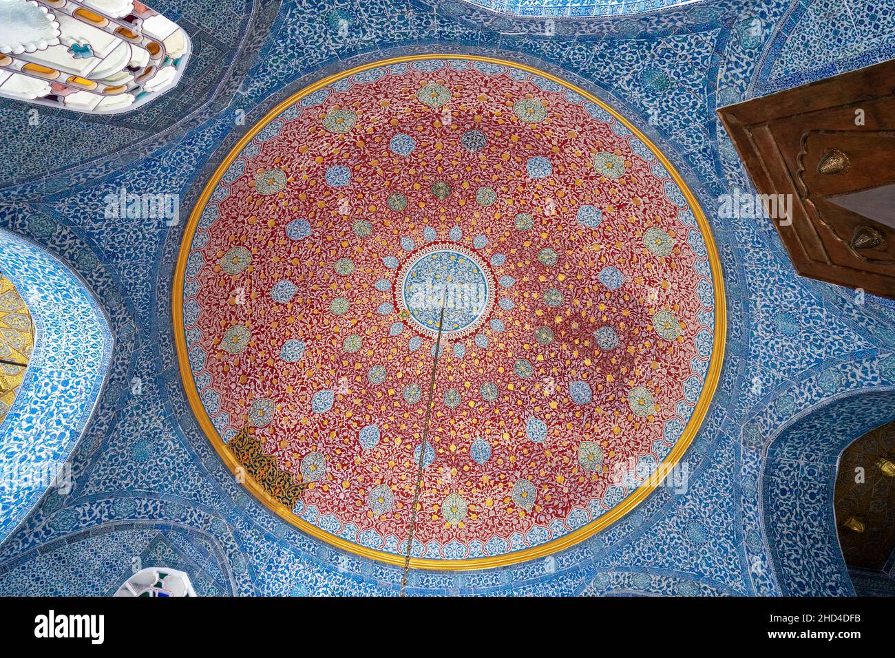 Vue sur le dôme en mosaïque à l'intérieur du palais de Topkapi à Istanbul. Banque D'Images