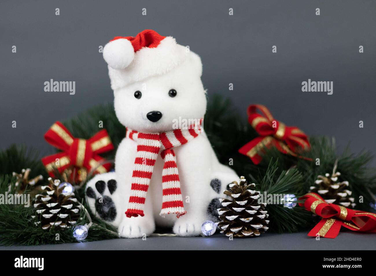 Un adorable ours en peluche blanc orné de décorations de Noël Banque D'Images