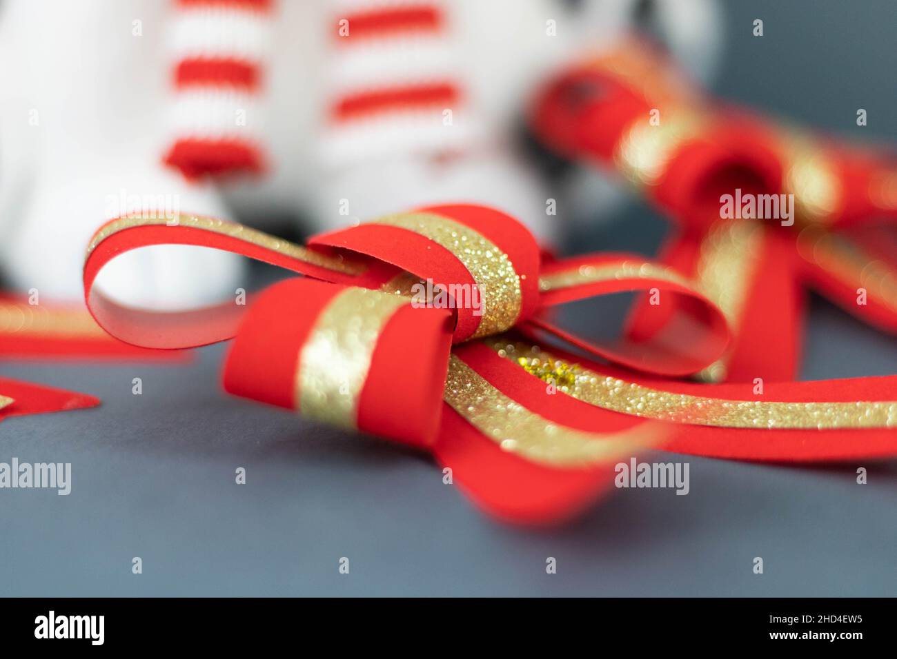 Noeud de Noël rouge avec paillettes dorées Banque D'Images