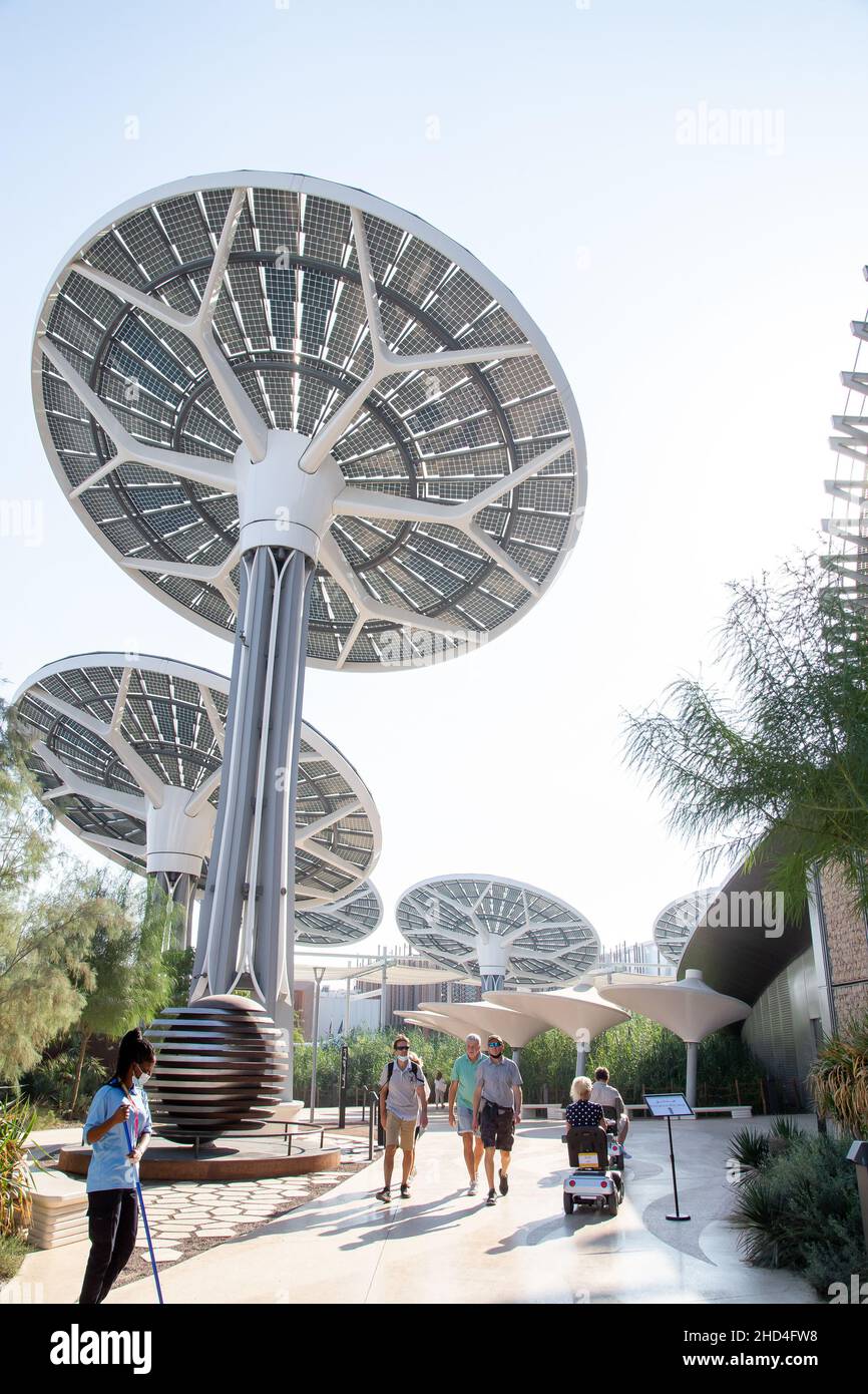 Photo verticale des panneaux solaires et des personnes marchant dans la journée à Dubaï Banque D'Images