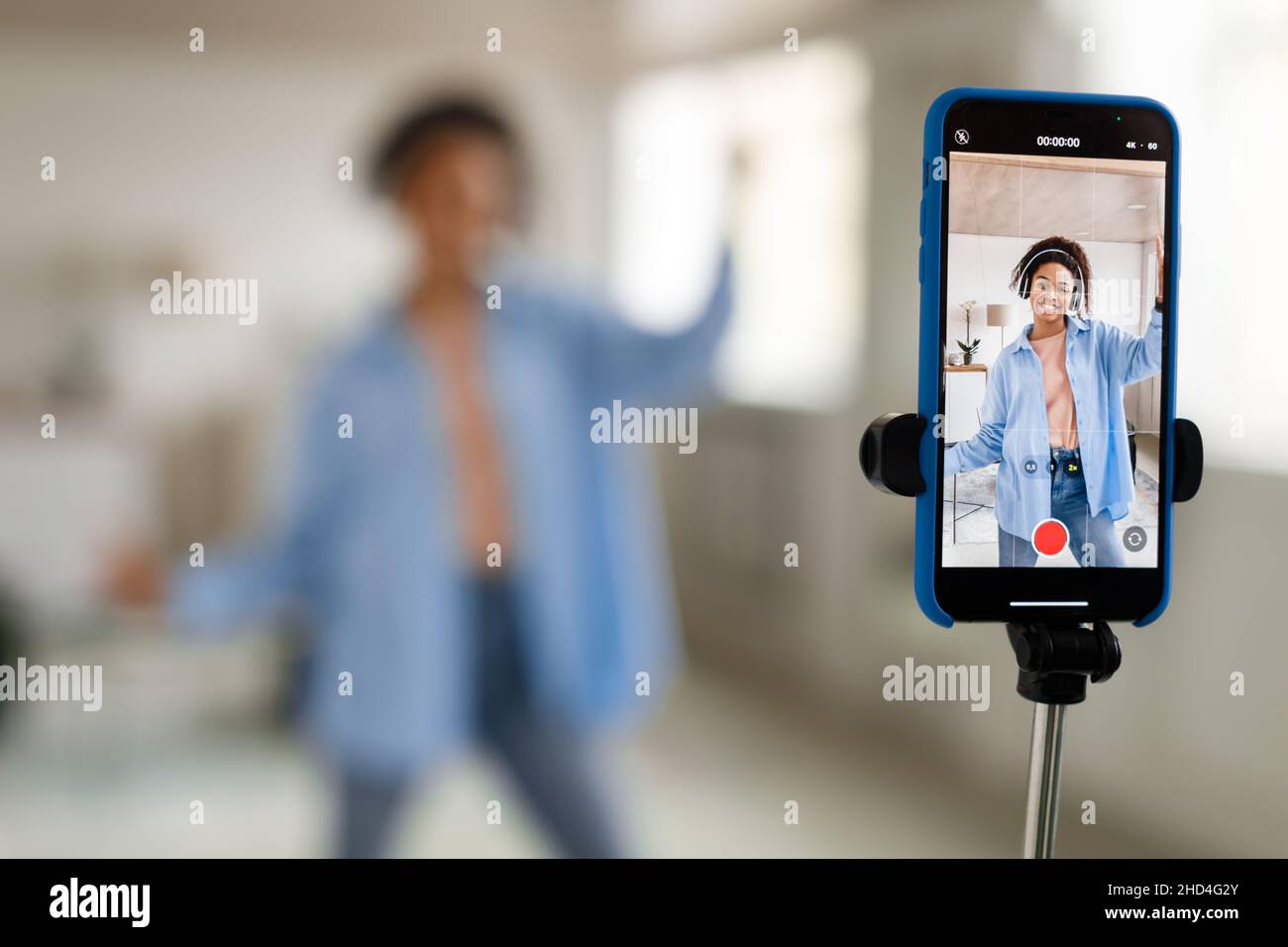 Femme noire gaie filmant de la vidéo sur un téléphone portable Banque D'Images